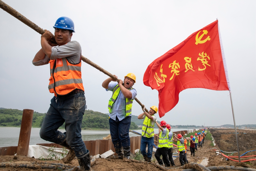 2019年6月21日，蘇錫常太湖隧道工地架設萬伏電纜，黨員突擊隊在施工現(xiàn)場。