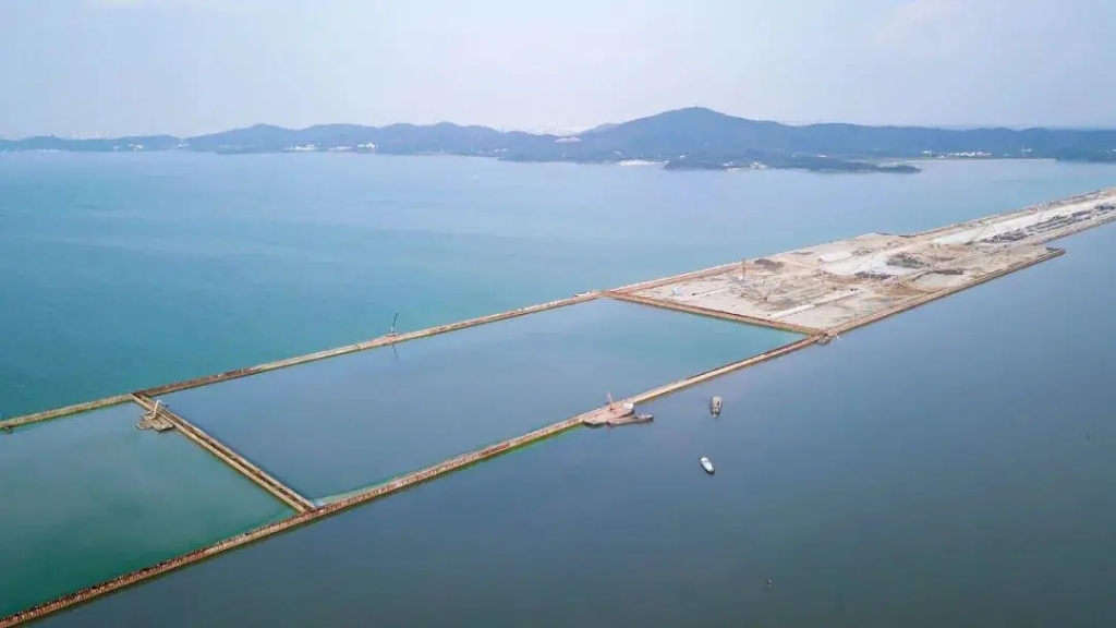 2020年10月3日，隨著最后一根鋼板樁插打至湖底，太湖隧道圍堰順利合龍。歷時2年7個月，馬山段與南泉段在湖中無縫對接，成功實現(xiàn)第一次“牽手”。
