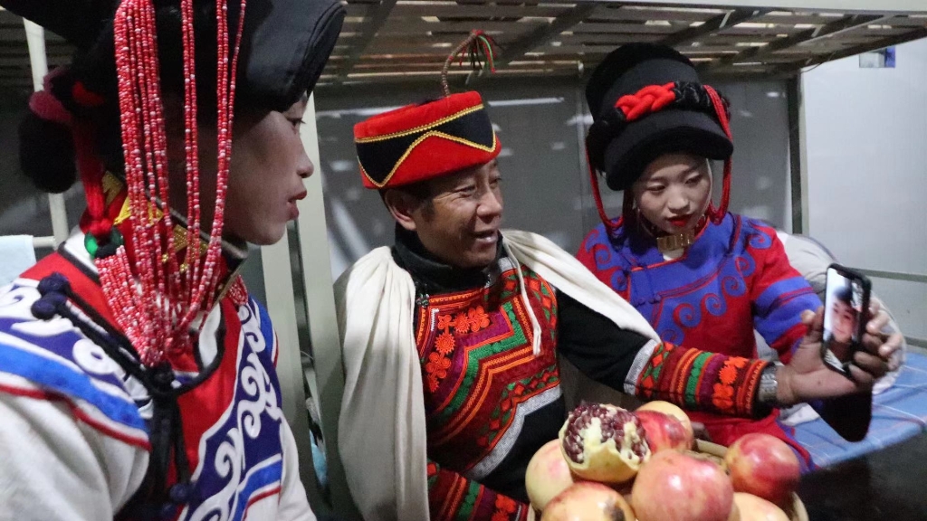 2020年12月21日晚 7 時許，來自大涼山的彝族隧道工們在太湖底下過了一個別樣的“彝年”