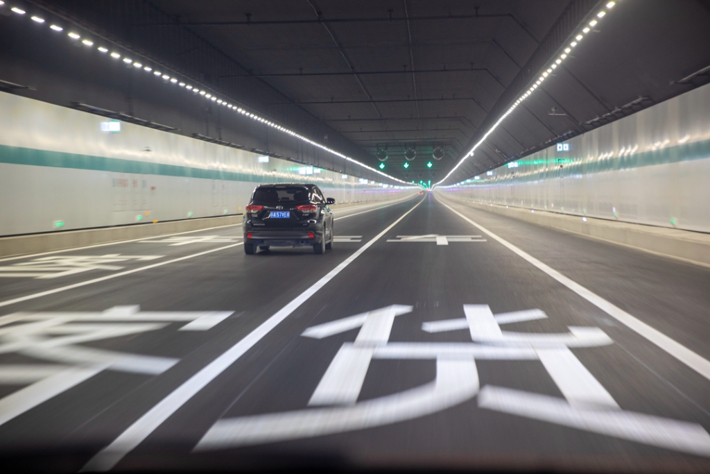 2021年12月30日，車輛在蘇錫常南部高速公路太湖隧道內(nèi)行駛。